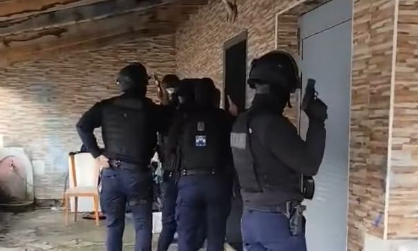 «Επιχείρηση καλύβες» στη Γαύδο – Ξεκίνησαν οι κατεδαφίσεις με τη συνοδεία των ΜΑΤ