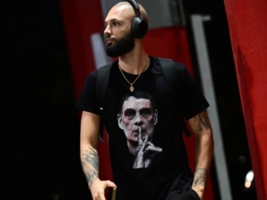 Ο Φουρνιέ με μπλούζα «Μπαρτζώκας» στο ΣΕΦ