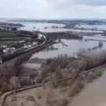 Οριακή η κατάσταση στον Έβρο: Πλημμυρισμένες εκτάσεις και κλειστοί δρόμοι – Πλησίασε τα 6,5 μέτρα η στάθμη στο Πύθιο [βίντεο]