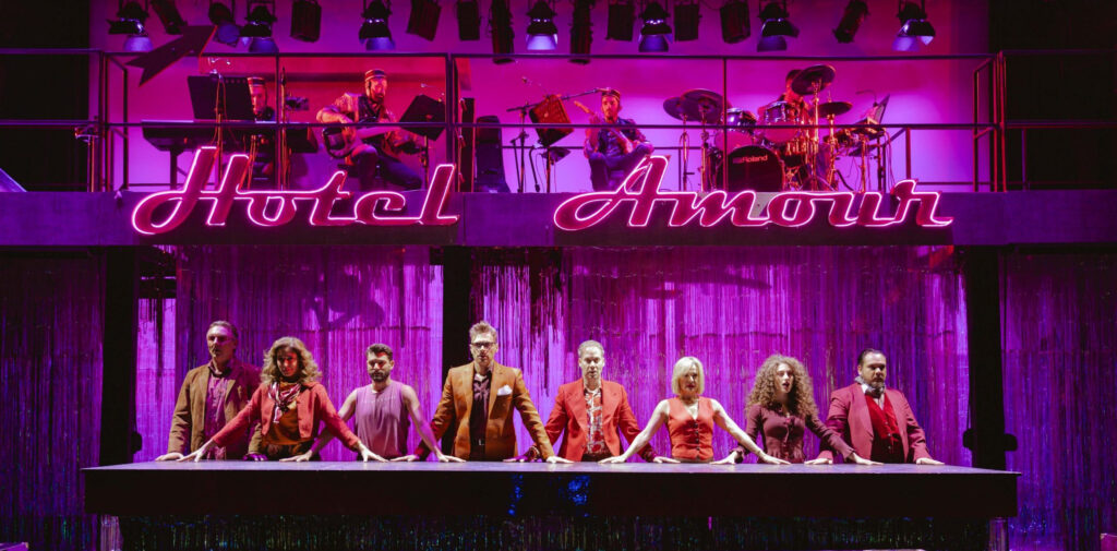 Τσεκ ιν στο «Hotel Amour»