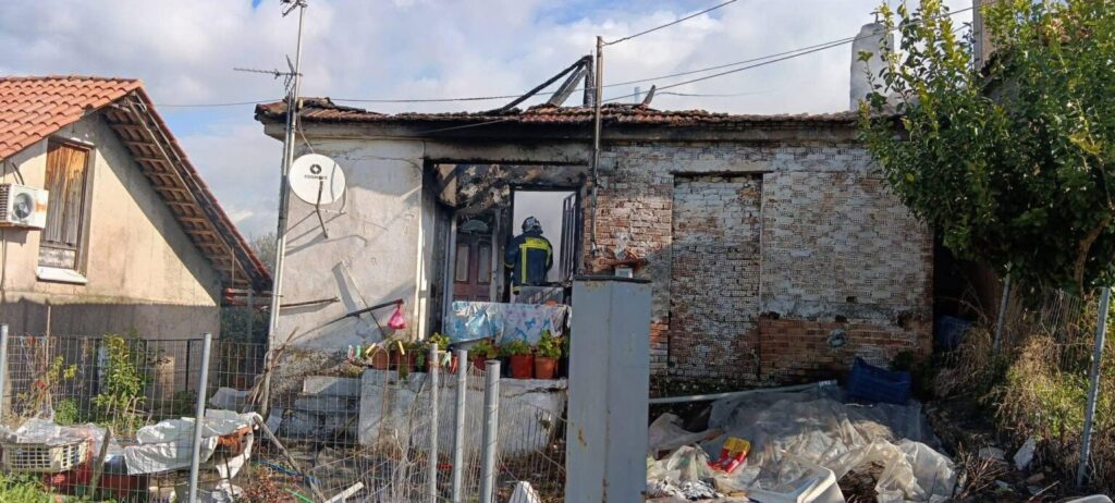 Ηλεία: Τυλίχτηκε στις φλόγες σπίτι στην Ακροποταμιά – Στο νοσοκομείο ηλικιωμένος