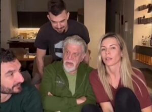 Γιάννης Βούρος: Προσπαθώντας να του μάθουν τα τρία παιδιά του τις λέξεις της Gen Z [βίντεο]