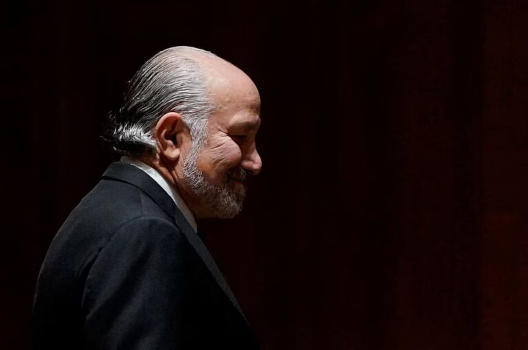 Ο Υπουργός Εμπορίου των ΗΠΑ αρνείται τις σχέσεις με τον Έπσταϊν παρά τις πιέσεις για παραίτηση