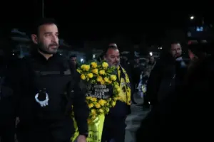 O Ηλιόπουλος κατέθεσε στεφάνι στο μνημείο των αδικοχαμένων ασπρόμαυρων οπαδών έξω από την Τούμπα