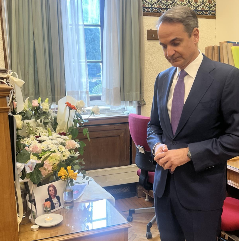 Κυριάκος Μητσοτάκης: Άφησε λουλούδι στο γραφείο της δημοσιογράφου Αντιγόνης Πανέλλη στη Βουλή