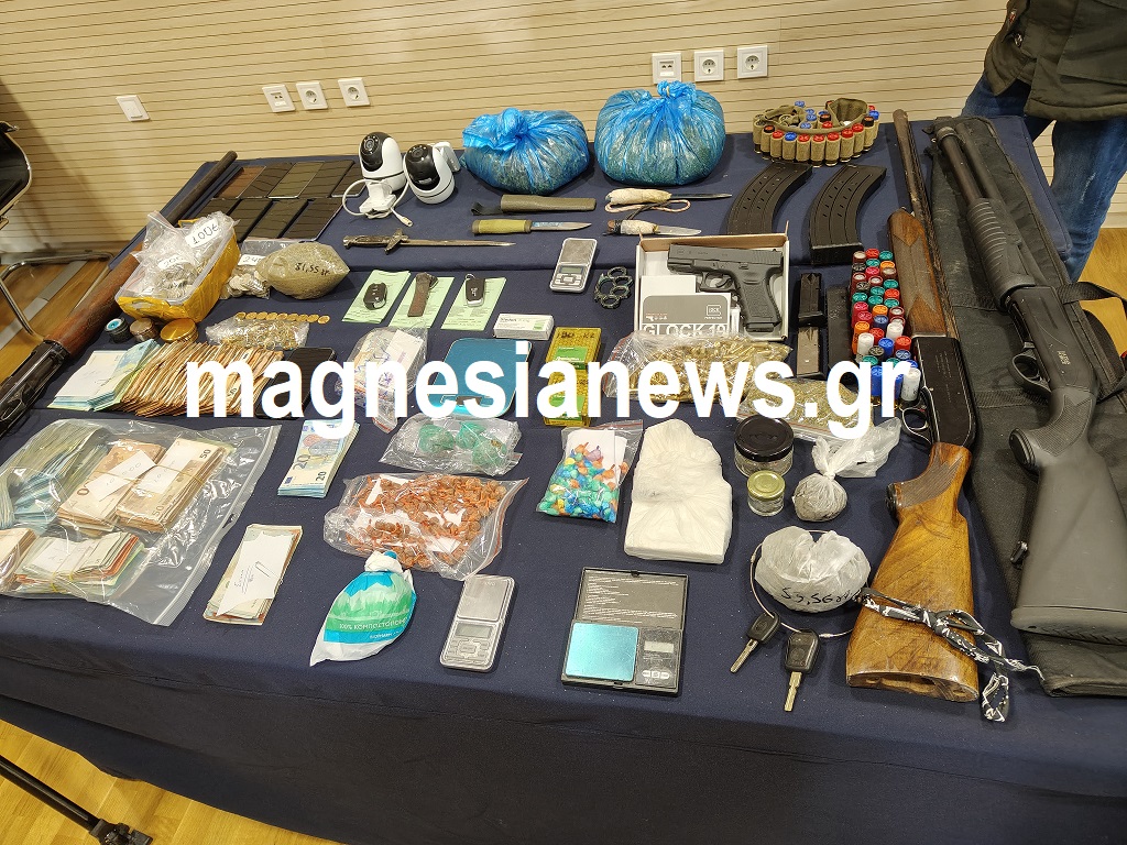 Εγκληματική οργάνωση στη Μαγνησία: Ναρκωτικά, όπλα και 60.000 ευρώ στα χέρια των 13 συλληφθέντων