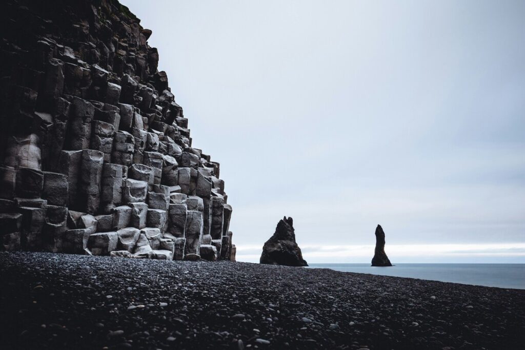 Η εμβληματική μαύρη παραλία Reynisfjara της Ισλανδίας εξαφανίζεται [βίντεο]