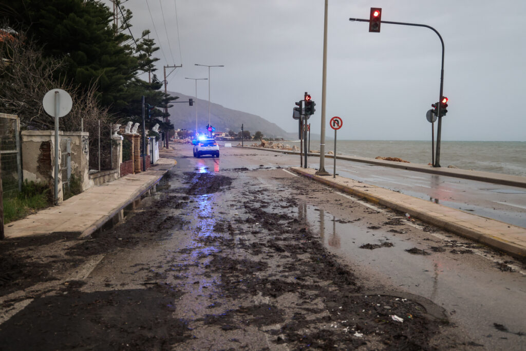 Κακοκαιρία: Κατολισθήσεις, ισχυροί άνεμοι και αφρικανική σκόνη σε μεγάλο μέρος της χώρας – Για νέο κύμα με ισχυρές καταιγίδες προειδοποιεί ο Γιάννης Καλλιάνος