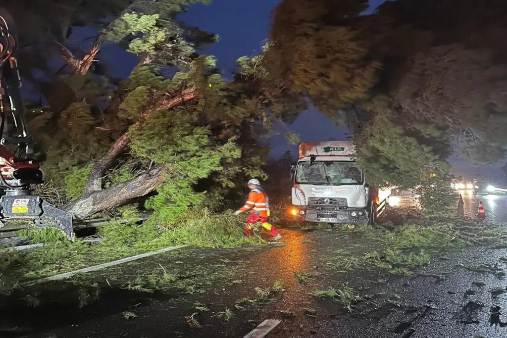 Σφοδρή κακοκαιρία στη Γαλλία: Ένας νεκρός, 850.000 νοικοκυριά χωρίς ηλεκτρικό λόγω της καταιγίδας Ni