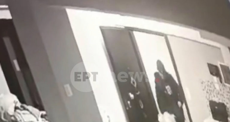 Κυψέλη: Νέο βίντεο‑ντοκουμέντο δείχνει τον 64χρονο να χτυπά άγρια τη μητέρα μετά την επίθεση στις δίδυμες