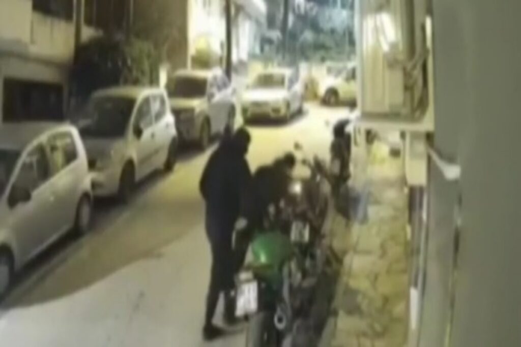 Θεσσαλονίκη: Ατρόμητη γυναίκα τα έβαλε με ληστές – «Ε, όχι και θεία ρε φίλε», τους είπε την ώρα που φεύγουν με την κλεμμένη μηχανή [Βίντεο]