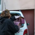 Κορυδαλλός: Άγνωστοι πέταξαν χειροβομβίδα – Ζημιές σε διαμέρισμα και 6 αυτοκίνητα από την έκρηξη [Εικόνες]