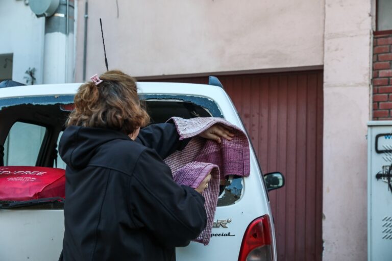 Κορυδαλλός: Άγνωστοι πέταξαν χειροβομβίδα – Ζημιές σε διαμέρισμα και 6 αυτοκίνητα από την έκρηξη [Εικόνες]