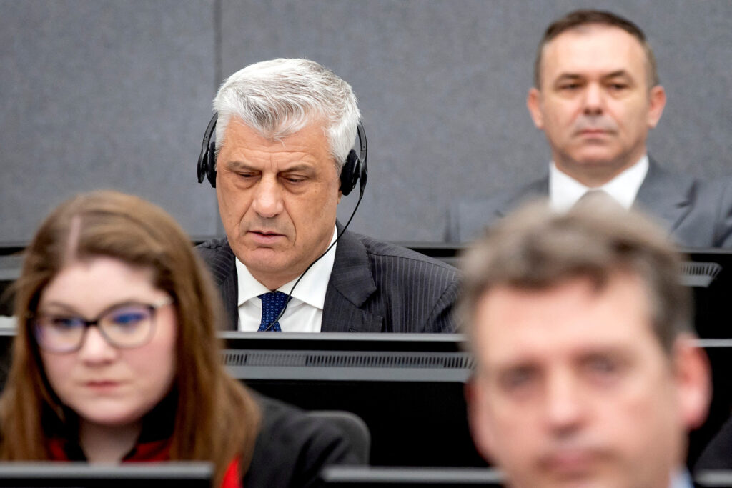 Ειδικό Δικαστήριο για το Κόσοβο: Αντιμέτωπος με κάθειρξη 45 ετών για εγκλήματα πολέμου ο πρώην πρόεδρος Θάτσι