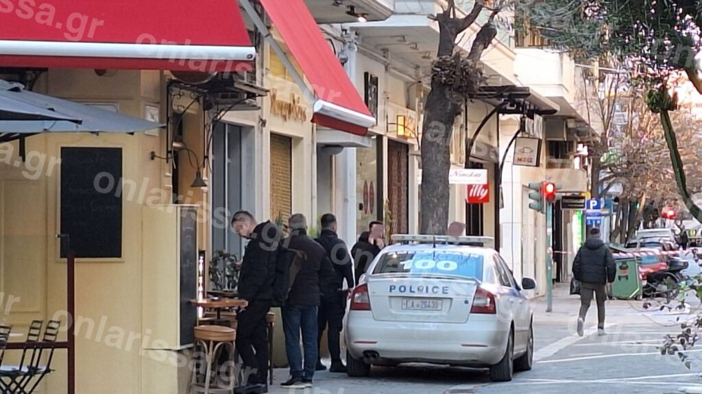 Λάρισα: Κινηματογραφική διάρρηξη σε κοσμηματοπωλείο – Με ιμάντες και αυτοκίνητο σήκωσαν τα ρολά [εικόνες]
