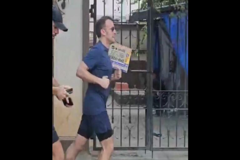 Ο Μακρόν έκανε τζόκινγκ στην Ινδία κι έγινε viral, μαζί με τους «λαχανιασμένους» σωματοφύλακες [βίντεο]