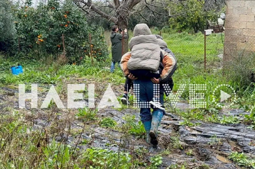 Ηλεία: Αποκομμένο το Μαζαράκι από τις κατολισθήσεις – Γονείς κουβαλάνε στην πλάτη τα παιδιά γι