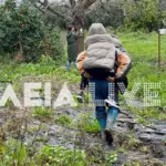 Ηλεία: Αποκομμένο το Μαζαράκι από τις κατολισθήσεις – Γονείς κουβαλάνε στην πλάτη τα παιδιά για να πάνε σχολείο (εικόνες)