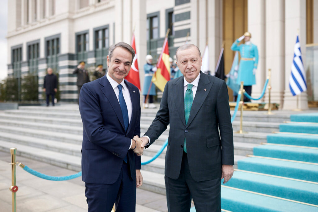 Ελληνοτουρκικά: Το παρασκήνιο της συνάντησης Μητσοτάκη-Ερντογάν και η τουρκική στροφή στο Διεθνές Δίκαιο