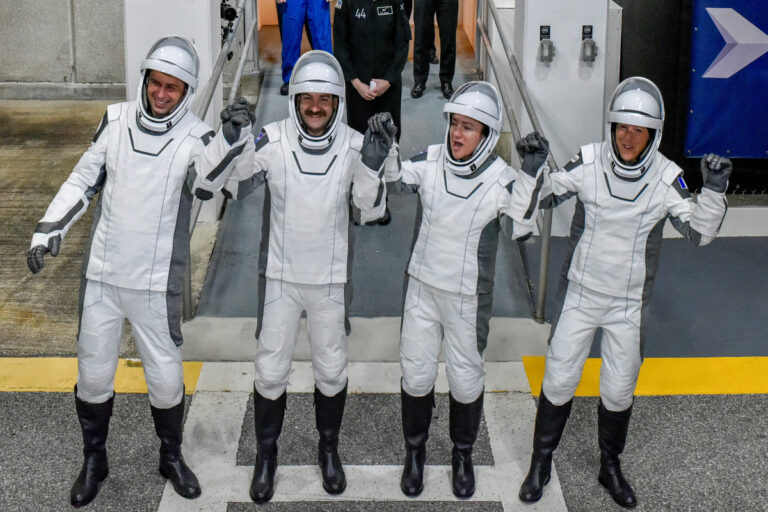 NASA και SpaceX: Τέσσερις αστροναύτες καθ’ οδόν για τον ISS μετά από ένα μήνα «υπολειτουργίας» [βίντεο]