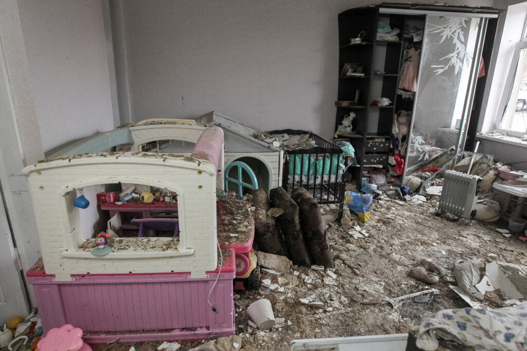 Ουκρανία: Τραυματίες σε Κίεβο και Οδησσό από ρωσικά πλήγματα – Εκατοντάδες χιλιάδες άνθρωποι χωρίς θέρμανση, ρεύμα και νερό