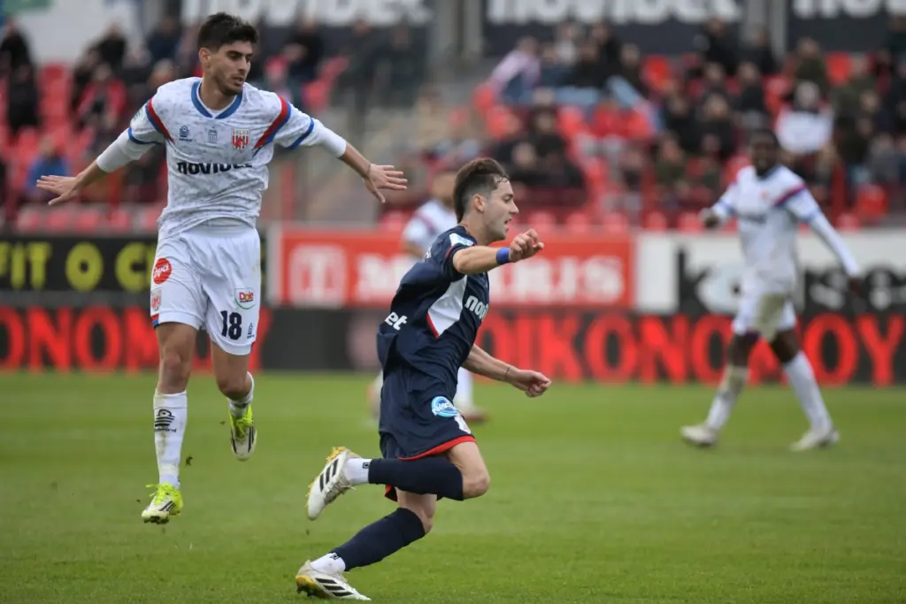 Super League: Νίκη από «χρυσό» για τον Πανσερραϊκό – Κέρδισε με 2-1 το Βόλο και συνεχίζει να ε