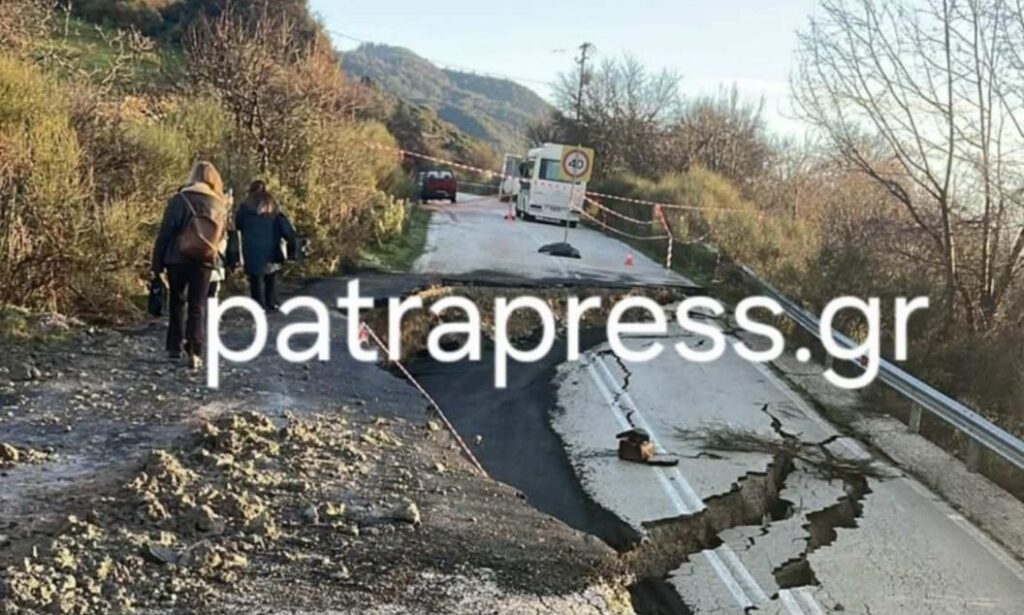 Πατρών-Τριπόλεως: Απίστευτες εικόνες! Μαθητές και καθηγητές διασχίζουν πεζοί το δρόμο που «βούλιαξε» από καθίζηση