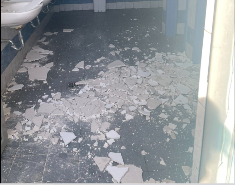 Πανικός σε δημοτικό σχολείο στο Παλαιό Φάληρο: Έπεσε το ταβάνι στις τουαλέτες – Μαθητές νόμιζαν ότι γίνεται σεισμός [βίντεο]