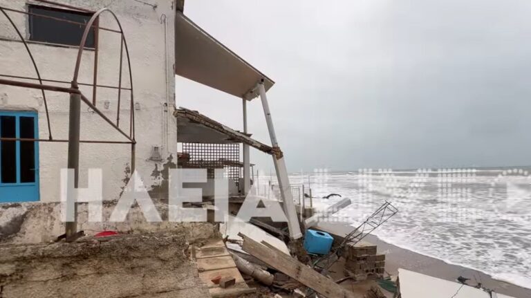 Σπιάντζα Πύργου: Πέφτουν το ένα μετά το άλλο τα σπίτια από τη διάβρωση των ακτών [βίντεο]