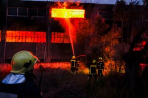 Σπάτα: Κάηκε ολοσχερώς η αποθήκη της επιχείρησης με αθλητικά είδη - Η φωτιά επεκτάθηκε σε διπλανό κτίριο [Εικόνες-Βίντεο]