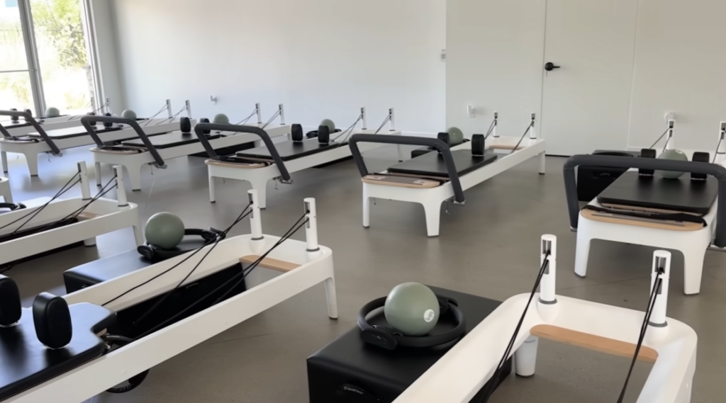 «Έκανα 100 μαθήματα Reformer Pilates» – Δείτε πώς άλλαξε εντυπωσιακά το σώμα της influencer! [βίντεο]