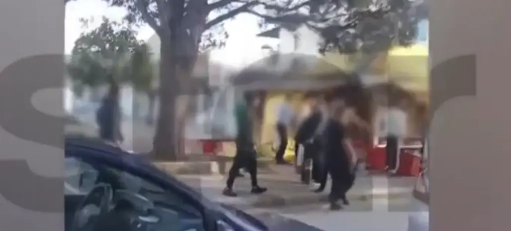 Ηλεία: Άγριος ξυλοδαρμός περιπτερά και γιου στη Γαστούνη – Οι κάτοικοι μιλούν για «γκετοποίηση» μετά