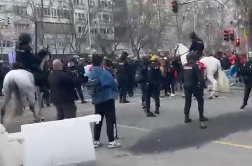 Χάος έξω από το Μπερναμπέου: Οπαδοί της Μπενφίκα συγκρούστηκαν με την αστυνομία πριν τη ρεβάνς [βίντεο]