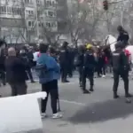 Χάος έξω από το Μπερναμπέου: Οπαδοί της Μπενφίκα συγκρούστηκαν με την αστυνομία πριν τη ρεβάνς [βίντεο]