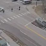 ΗΠΑ: Δύο αυτοκίνητα «κατάπιε» ξαφνική τρύπα σε δρόμο κοντά στο Πανεπιστήμιο στη Νεμπράσκα [βίντεο]