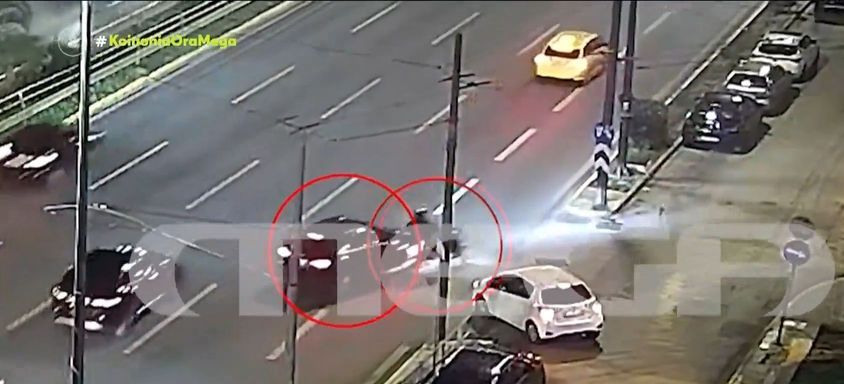 Μάχη για τη ζωή του δίνει ο οδηγός της μηχανής που συγκρούστηκε με αυτοκίνητο και χτύπησε σε κολόνα στη Συγγρού [Βίντεο ντοκουμέντο]