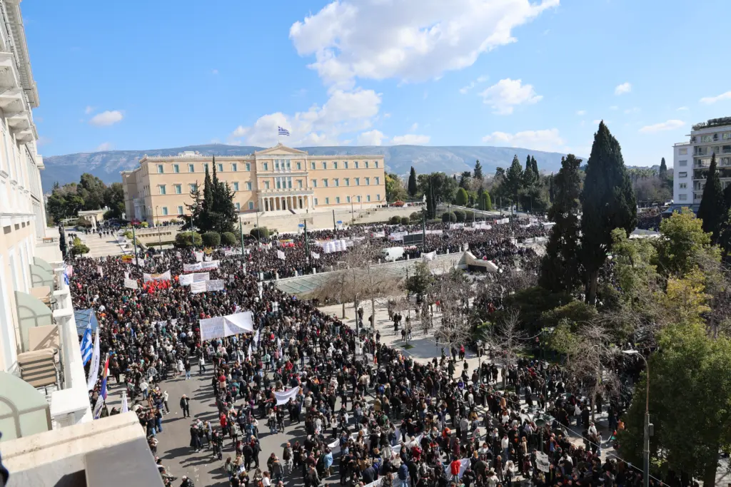 Τέμπη: Χιλιάδες κόσμου ζήτησαν απονομή δικαιοσύνης – Μεγαλειώδη συλλαλητήρια σε όλη τη χώρα &#