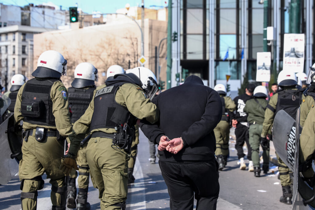 Τέμπη: Στη Δικαιοσύνη δύο 18χρονοι για την υπόθεση με τις μολότοφ στο Σύνταγμα