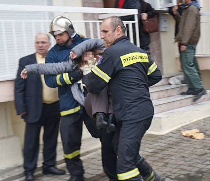 Θεσσαλονίκη: Άρπαξε φωτιά το σπίτι της, μπήκε μέσα για να τη σβήσει και την απεγκλώβισαν ημιλιπόθυμη [Εικόνα]