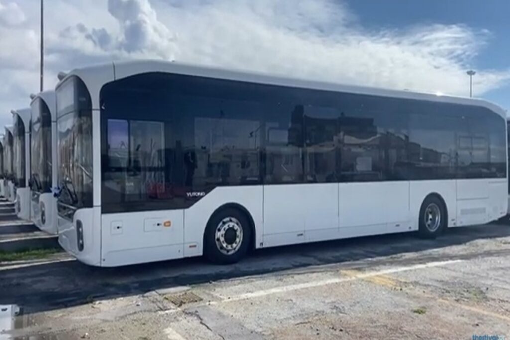Θεσσαλονίκη: Έφτασαν τα 100 νέα ηλεκτρικά λεωφορεία των ΚΤΕΛ – Ανανεώνεται ριζικά ο στόλος έως τον Σεπτέμβριο