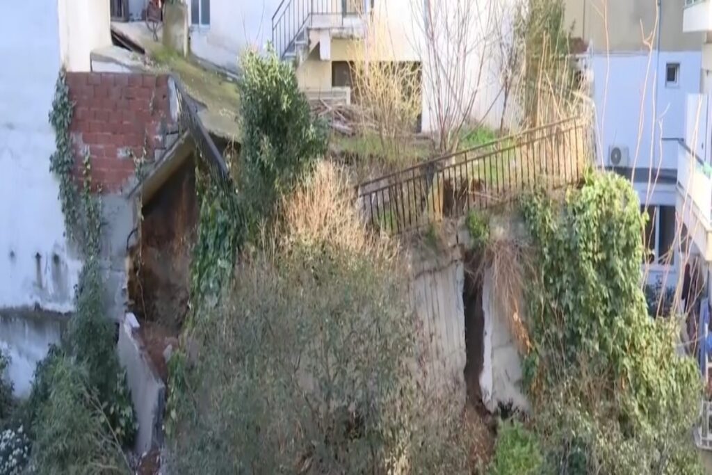 Θεσσαλονίκη: Ολόκληρη πλαγιά έτοιμη να πέσει πάνω σε πολυκατοικία στις Συκιές [Βίντεο]