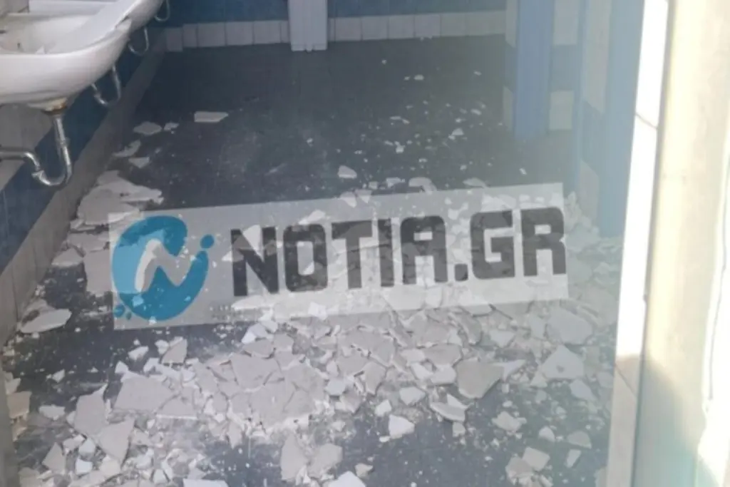Παλαιό Φάληρο: Έπεσε το ταβάνι στις τουαλέτες δημοτικού σχολείου την ώρα που ήταν μέσα μαθητές [Εικό