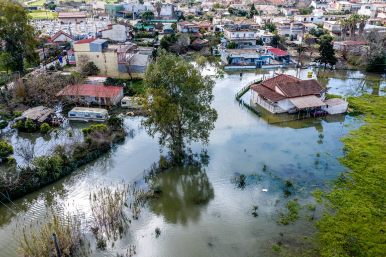 Οι περιοχές που αντιμετωπίζουν προβλήματα από την κακοκαιρία: Εκκενώσεις, κατολισθήσεις και αποκλεισμένοι οικισμοί