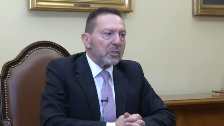 Στουρνάρας: Όταν αρνήθηκα τη διοίκηση στην Τράπεζα Αττικής, ο ΣΥΡΙΖΑ έστειλε το ΣΔΟΕ στη σύζυγό μου – Σε «σκοτεινές σελίδες της ιστορίας» αναφέρεται η Σδούκου