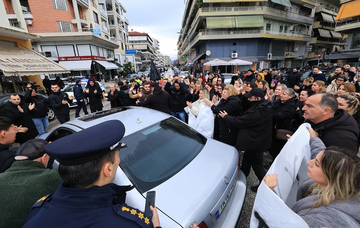 Κατάρες και επευφημίες