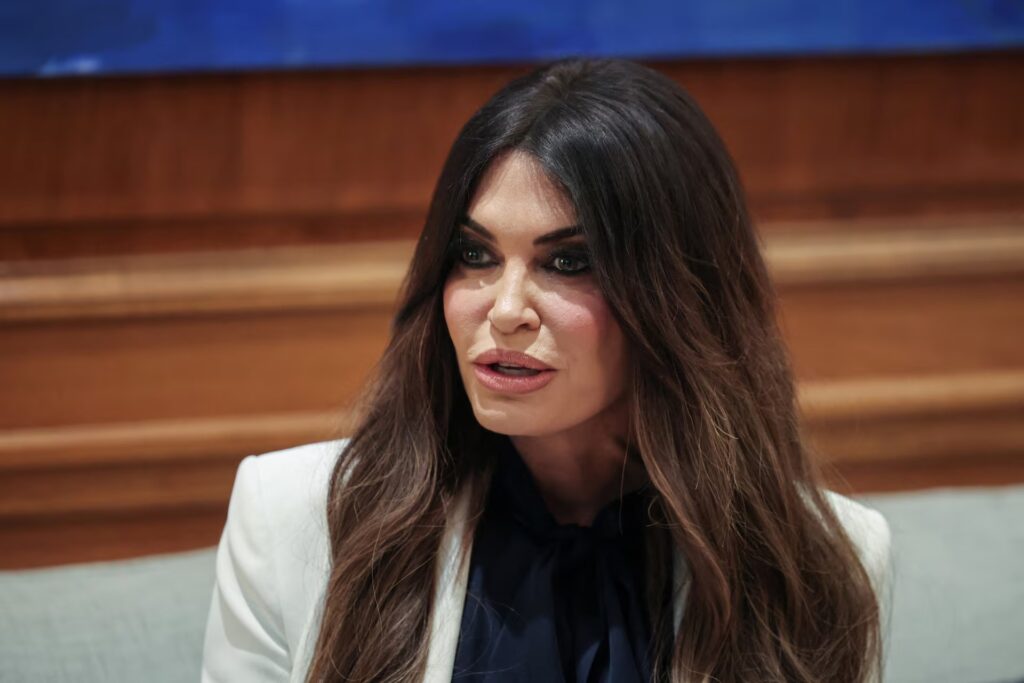 Κίμπερλι Γκίλφοϊλ: «Θερμοπαρακάλεσε» τον Τραμπ να έρθει στην Ελλάδα – Τι αναφέρουν τα αμερικανικά Μέσα [βίντεο]