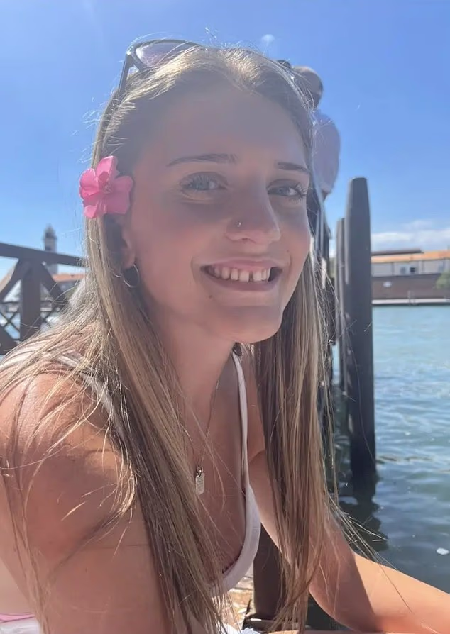 Η 18χρονη Τζουλιέτ Κένι πέθανε το Σάββατο περιτριγυρισμένη από την οικογένειά της, αφού έπεσε θύμα μηνιγγίτιδας.