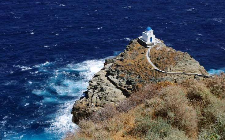 Μόνο στην Ελλάδα υπάρχει εκκλησία που μοιάζει να αιωρείται πάνω στη θάλασσα