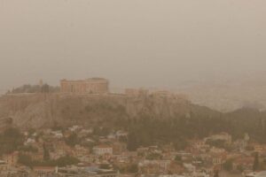 Η Αθήνα μέσα σε «πορτοκαλί» νέφος – Η αφρικανική σκόνη «έκρυψε» τον Παρθενώνα [Βίντεο]
