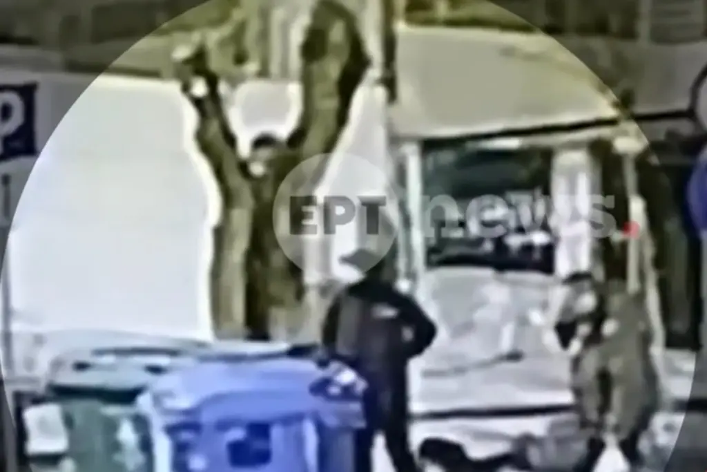 Βίντεο ντοκουμέντο από τη δολοφονική επίθεση στον 20χρονο στην Καλαμαριά – H στιγμή που καταρρέει δί
